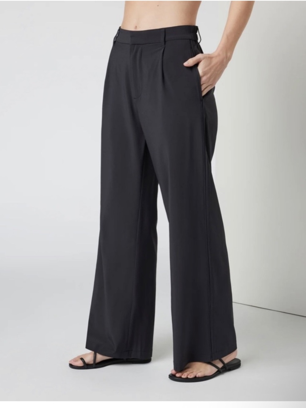 Vuori Villa Trouser Black Wide-Leg pleated trousers Dress Pants Short Inseam M